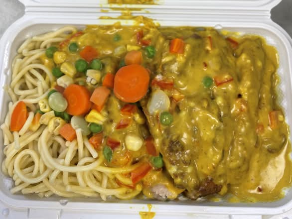109. Boneless chicken with Spaghetti in Satay Sauce 燴沙爹雞扒意粉